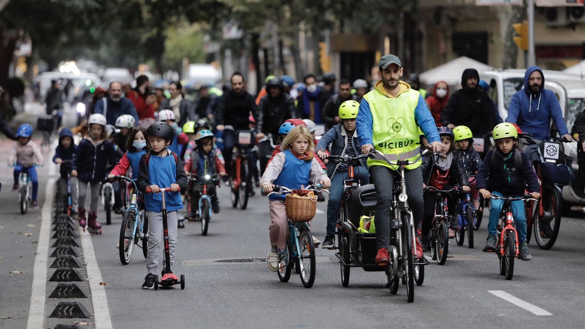 Pourquoi c'est bien d'aller à l'école à vélo, selon les pédiatres : santé physique, estime de soi et moins d'anxiété