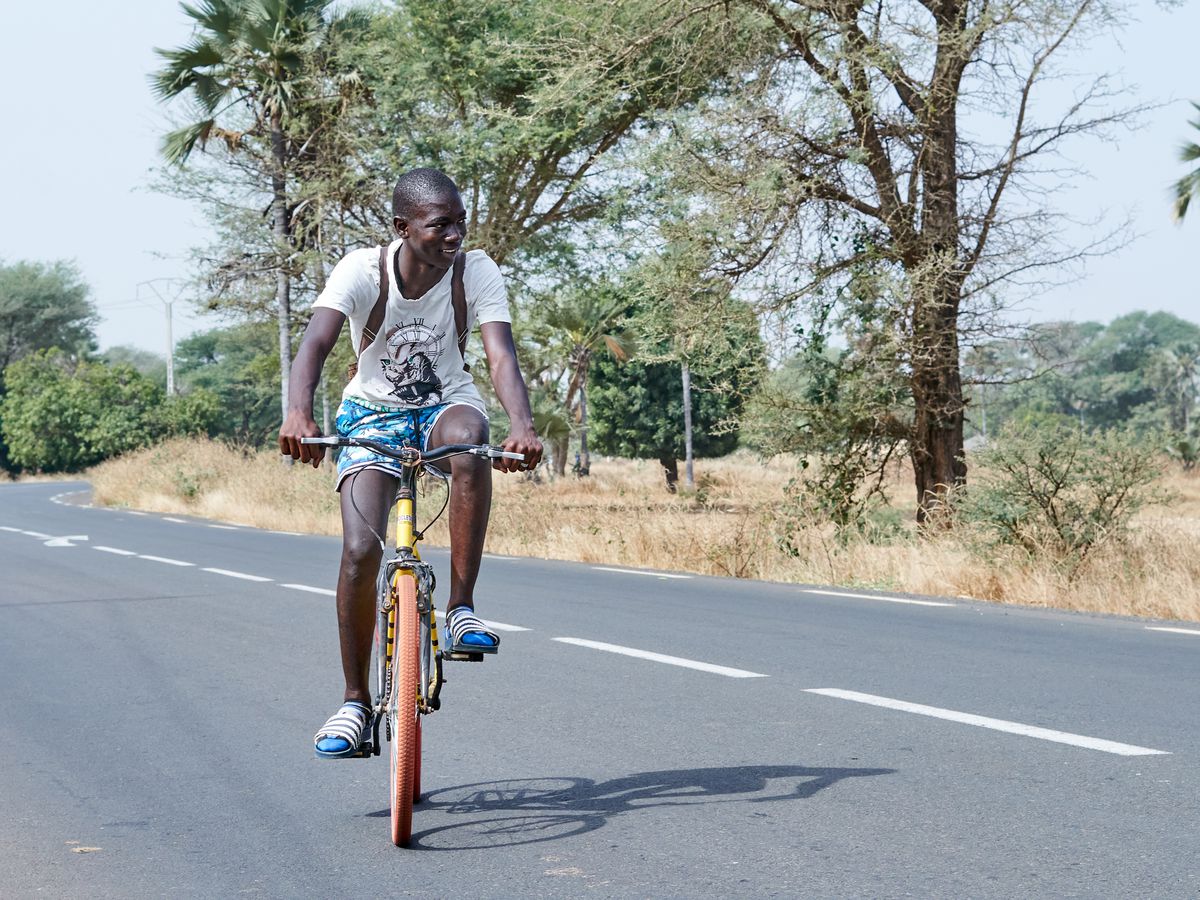 Plus de vélos, moins de suspense : voici comment les « baobikes » améliorent les performances scolaires au Sénégal