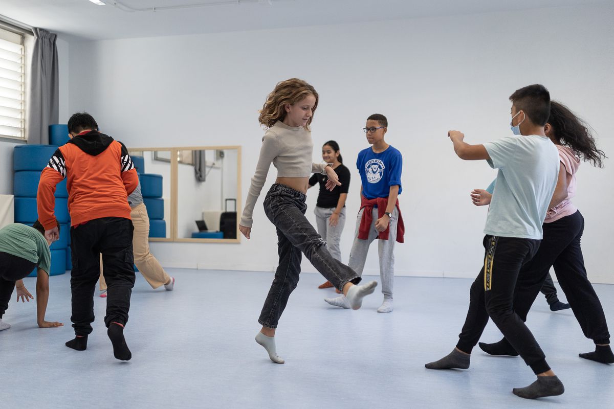 Ateliers artistiques pendant les heures d’école : « Danser en classe avec mes camarades laisse mon imagination s’envoler »