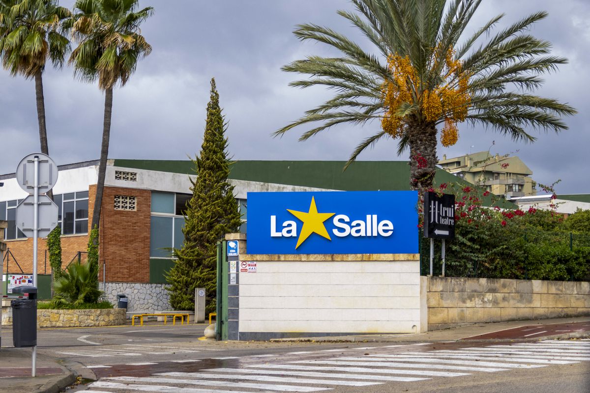 L'expulsion d'une classe dans une école de Palma après avoir placé un drapeau espagnol entraîne de graves menaces contre un enseignant