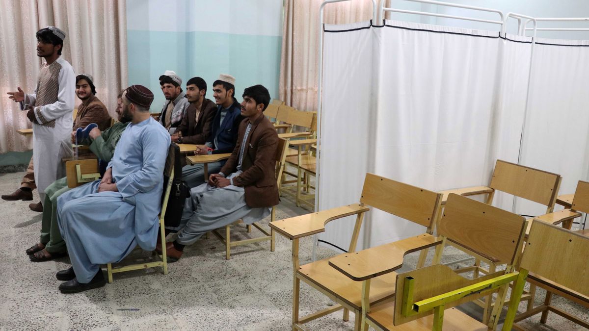 Vidéo |  Des universitaires afghans protestent contre l'expulsion de leurs compagnes des salles de classe