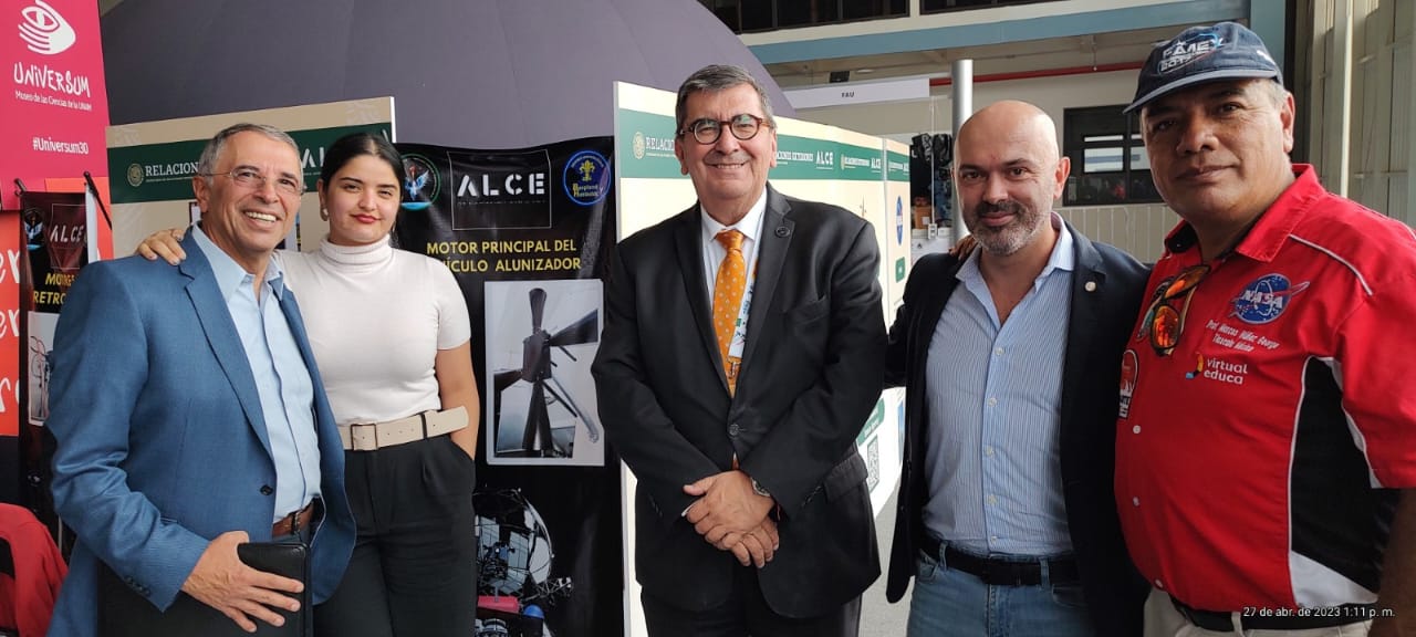 L'équipe de l'éducation aérospatiale visite la foire aérospatiale de Mexico 2023