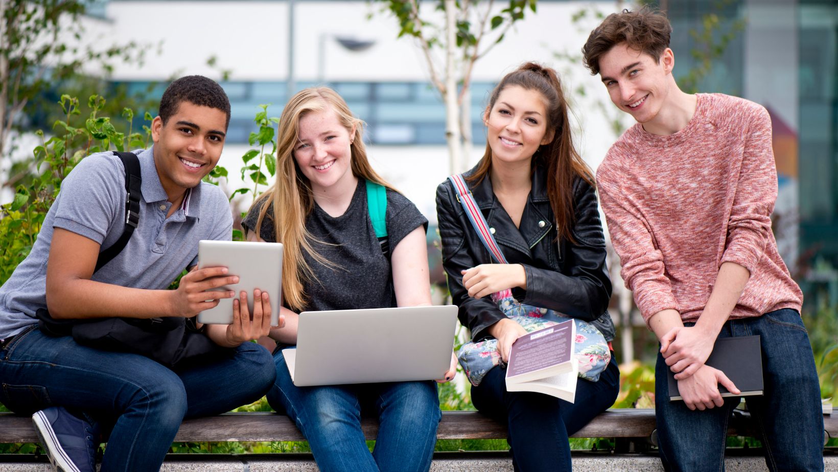 L'éducation est un sujet qui intéresse tout le monde : élèves, parents, enseignants, gouvernement et société.