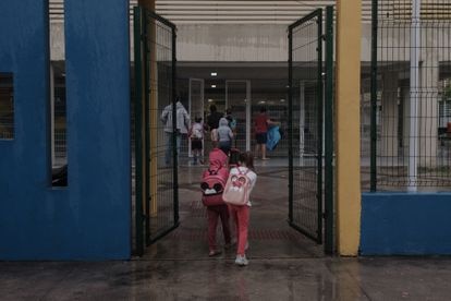 Deux des filles de Priscila arrivent à leur école de Baixa Sapateiro.