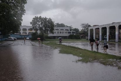 Sous une forte pluie, Priscila Santos emmène ses filles à l'école de Baixa Sapateiro, une des communautés du Complexo da Maré.