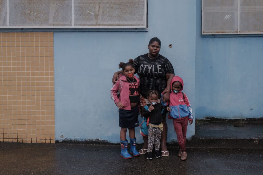 La routine sous les balles des enfants dans les favelas de Rio de Janeiro