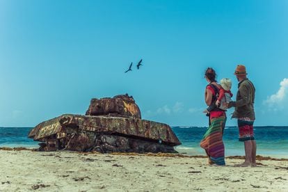 Rubén Señor et Lucía Sánchez, nomades numériques, explorent Isla Culebra, à Porto Rico, avec leur fils Koke.