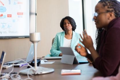 Une femme cadre dirige une réunion avec son équipe de travail.