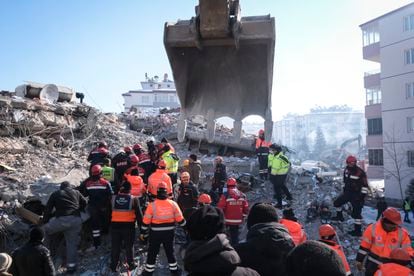ELBISTAN, TURQUIE - 09 FÉVRIER : des équipes de secours, des firmans et des bénévoles travaillent sur un bâtiment effondré pour évacuer une victime le 9 février 2023 à Elbistan, en Turquie.  Un séisme de magnitude 7,8 a frappé près de Gaziantep, en Turquie, tôt lundi, suivi d'une autre secousse de magnitude 7,5 juste après midi.  Les séismes ont provoqué des dégâts considérables dans le sud de la Turquie et le nord de la Syrie et ont été ressentis dans les pays voisins.  (Photo de Mehmet Kacmaz/Getty Images)
