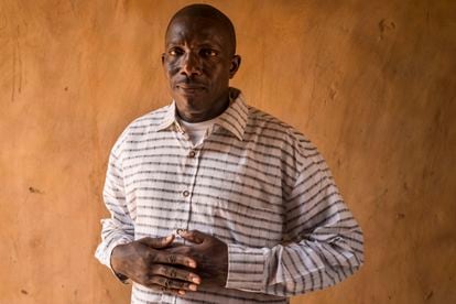 Boyang Moustapha, directeur du centre éducatif Kamanar, pose dans l'une des salles de classe.