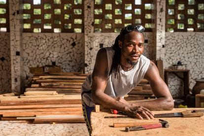 Toute la main d'œuvre impliquée dans la construction de l'école était locale, venant de Thionck Essyl.  En effet, l'un des objectifs du projet était de renforcer les capacités de ses habitants.  A l'image, le menuisier Lamine Sambou, qui a participé à la construction.  « La première chose que je leur ai faite, c'est quatre portes en moins d'une semaine.  Ils étaient tellement heureux de m'avoir embauché », dit-il.  « La relation a été si fructueuse qu’un an plus tard, ils m’ont construit un atelier.  Mon propre atelier !  Dans ma vie, j'avais rêvé de quelque chose comme ça