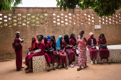 Un groupe de filles, à l'entrée de l'école.