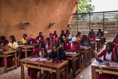 Au total, 464 élèves étudient actuellement à l'école, avec un ratio maximum d'élèves par classe de 30 ou 32. Le nombre moyen d'enfants par classe au Sénégal est de 50, mais dans certaines écoles, il atteint jusqu'à 80, Kamanar est donc un rares exceptions.