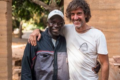 David García, l'un des architectes du projet, pose avec Kaoussou Niassy, ​​​​'Eno', maître maçon.