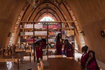 Bibliothèque et salle de lecture de l'école Kamanar, où vous pourrez voir la conception voûtée présente dans tout le complexe.  « Le matériau le plus répandu dans la région est la terre et dans cette région de Casamance, il est intéressant de l'utiliser dans la construction car elle contient entre 20 et 30 % d'argile, qui est un excellent liant naturel », explique David García.  « Cependant, en raison de sa fragilité, la meilleure solution était la courbe caténaire.  Les voûtes au sol sont largement utilisées en Afrique et font partie de l'architecture vernaculaire.  
