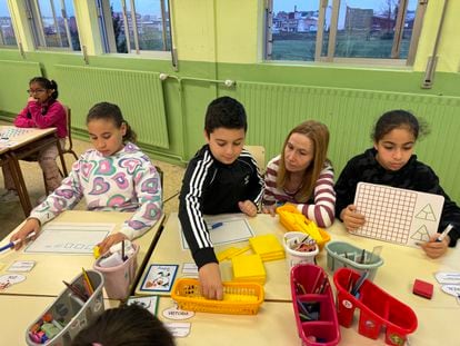 Étudiants de quatrième année du CEIP Gumersindo Azcárate (León), dans un cours de mathématiques manipulatrices.