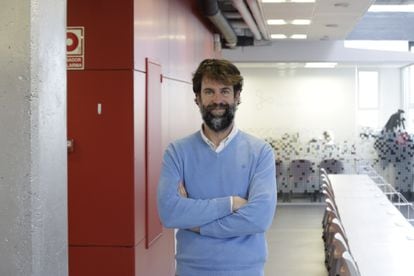 Le psychothérapeute Rafa Guerrero reconnaît qu'au fil du temps, il a appris à ajuster ses attentes dans les activités qu'il pratique avec ses enfants.