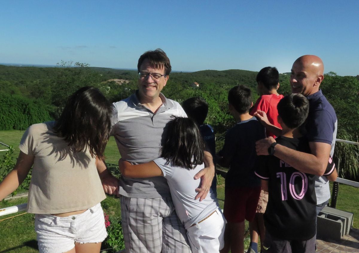 Le couple argentin qui a adopté six frères et sœurs et milite pour l'adoption d'enfants plus âgés