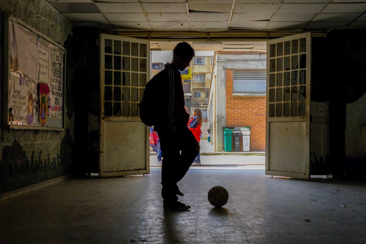 Dans la plus grande banlieue de Bogota, des adolescents se battent pour ne pas quitter l'école