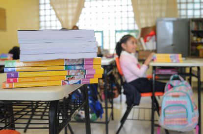 Des enfants reçoivent leurs nouveaux manuels scolaires dans une salle de classe de Mexico, le 28 août 2023.