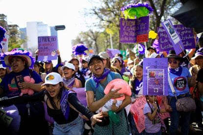 Des femmes manifestent lors des manifestations du 8-M à Mexico.