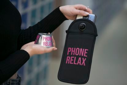Les housses d'inhibiteur de signal Phone Relax, qui permettent aux étudiants de porter leur téléphone portable suspendu sans couverture, que la Mairie de Las Rozas a acquises pour tester avec les étudiants dans le cadre d'un nouveau projet pilote.