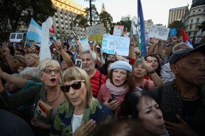 Les étudiants universitaires et les dirigeants syndicaux avancent vers la Plaza de Mayo.