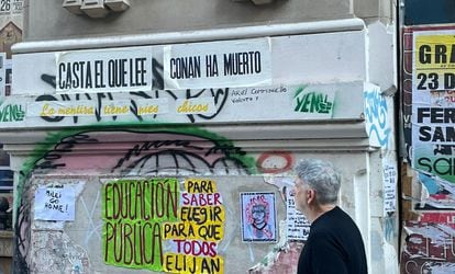 Affiches contre le gouvernement Milei sur l'avenue Mayo à Buenos Aires.