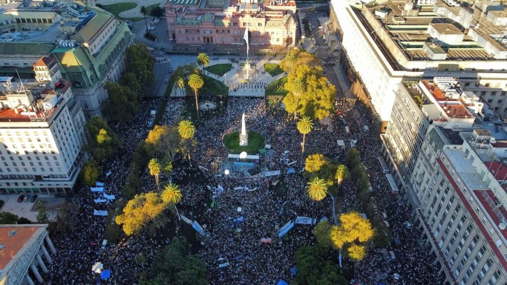 L'Argentine connaît l'une des plus grandes manifestations depuis 20 ans contre la « tronçonneuse » de Milei