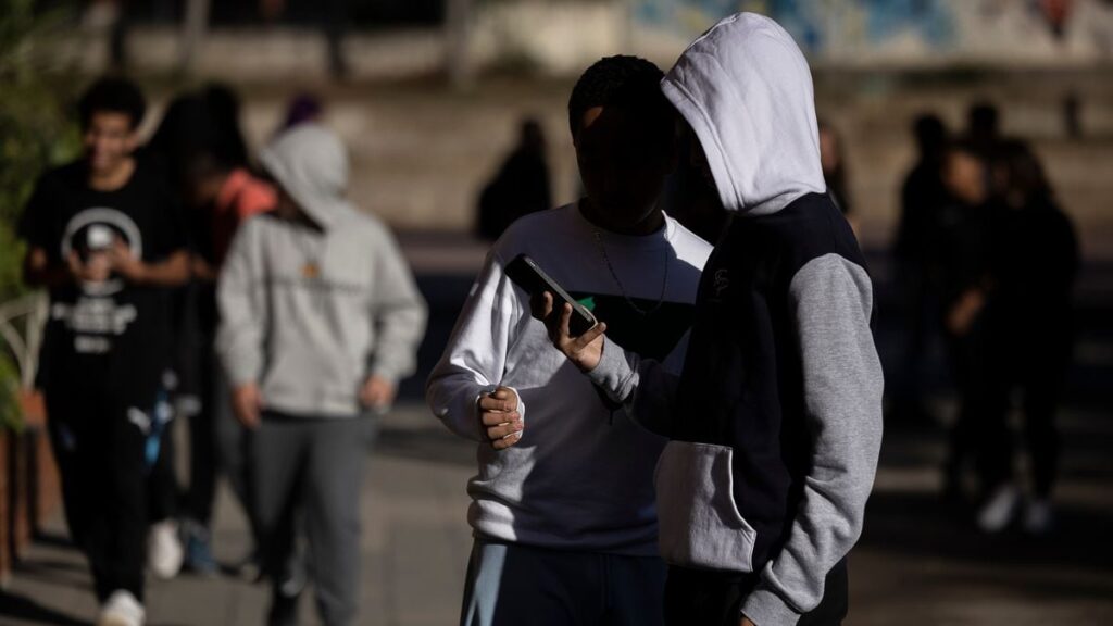 Vidéo |  De leur interdiction même pendant les récréations à leur utilisation comme un outil pour la sécurité des enfants : comment les autres pays réglementent-ils l'utilisation du téléphone portable dans les salles de classe ?