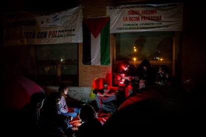 Un étudiant joue de la guitare lors de la première nuit de camping à l'Université Complutense de Madrid.