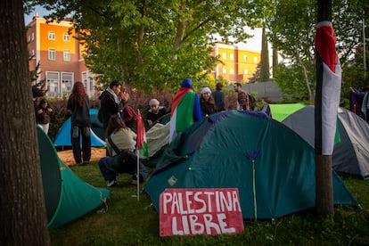 Une des 60 tentes installées lors de la première nuit du camping universitaire pour la Palestine à Madrid.