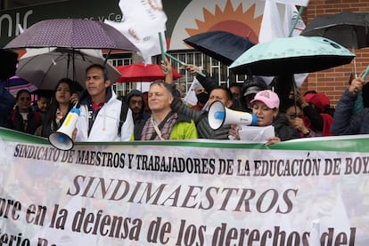 Une délégation d'enseignants manifeste au siège de la Fiduprevisora, à Bogota