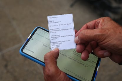 Le mari de Clarice Sabogal montre le rôle qu'ils donnent aux patients avec le contact qu'ils doivent contacter pour que Fiduprevisora autorise les médicaments.