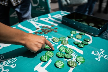 Des T-shirts, des boutons et des drapeaux verts, couleur caractéristique de la lutte pour l'éducation publique depuis 2011, ont été aperçus ce mardi dans le centre de Madrid. 