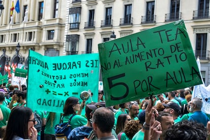 Les enseignants exigent une réduction des heures d'enseignement hebdomadaires, des ratios plus faibles et, de manière générale, de meilleures conditions de travail. 