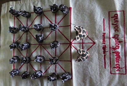 Le jeu de stratégie des chiens et des tigres, « Pioxopi qataq quiyoc », semblable aux échecs.