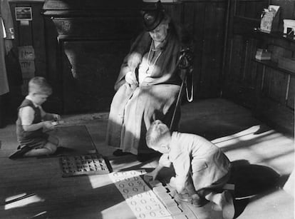 Maria Montessori observe deux enfants dans une classe à Londres en 1946.
