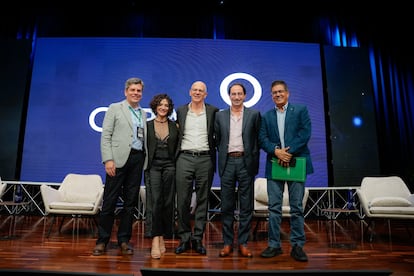 Manuel Acevedo Jaramillo, recteur de l'Université CES ;  Claudia Restrepo, rectrice de l'EAFIT ;  Alejandro Santos Rubino, directeur du contenu et des projets spéciaux chez PRISA ;  José Manuel Restrepo, recteur de l'Université EIA et John Jairo Arboleda, recteur de l'Université d'Antioquia.