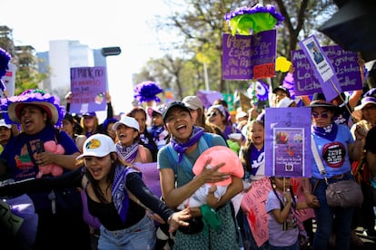 Des femmes manifestent lors des manifestations du 8-M à Mexico.