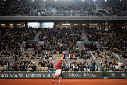 Djokovic sert lors du match contre Carballés.