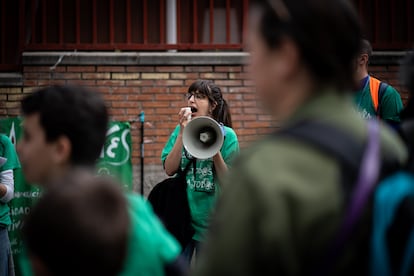 En outre, il y a eu une douzaine de grandes manifestations dans d'autres municipalités de la communauté et près d'une centaine de piquets devant les écoles de la région, comme le montre cette image fournie par Menos Lectivas. 