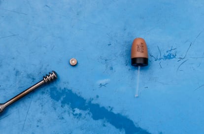 Vue détaillée de l'aimant nain et du pingouin avec batterie intégrée. Il y a quelques années, le prix des écouteurs et de l'amplificateur était d'environ 80 euros. Aujourd'hui, assure Pacheco, il a chuté à cause de la concurrence.