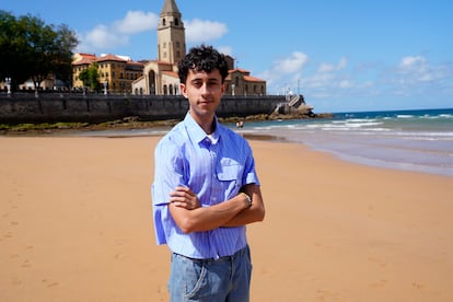 Iyán López, qui a atteint l'excellence avec un 14 à l'EVAU, sur la plage de San Lorenzo, à Gijón, ce vendredi. 