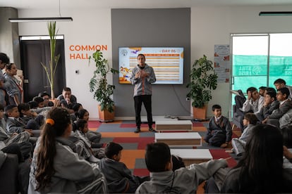 Étudiants et enseignants assistent à une réunion, le 23 mai.