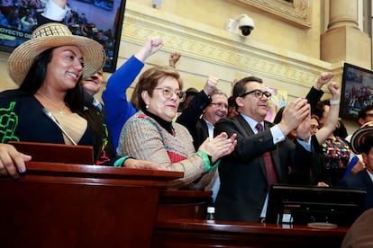 La ministre du Travail, Gloria Inés Ramírez (au centre), célèbre l'approbation de la réforme des retraites, le 23 avril.
