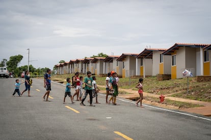Une famille se promène dans une des rues d'Isber Yala, dans la région de Guna Yala (Panama), le 3 juin 2024.