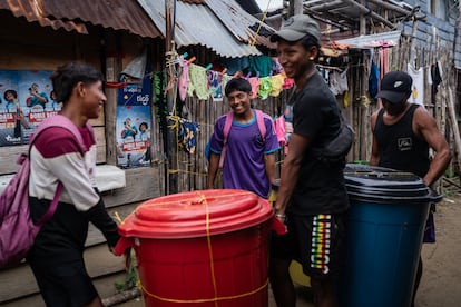 Les membres de la communauté aident à déplacer les affaires de José López jusqu'au port pour son déménagement. 
