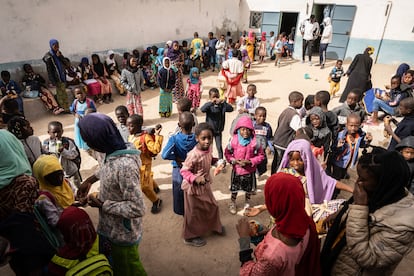 Les écoliers mangent leurs sandwichs dans la cour.