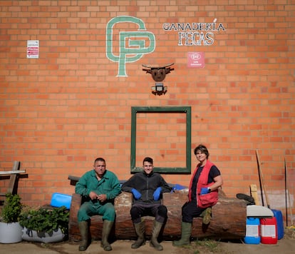 Les éleveurs José Manuel Pérez (à gauche) et Cecilia Castro, avec leur fils Ricardo Pérez, à Villaquejida (León).